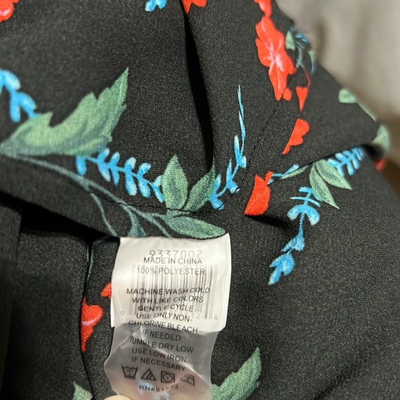 VINCE CAMUTO Size Medium Black with Red Floral High/Low Sleeveless Tank Blouse - Picture 15 of 15